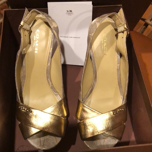 COACH PLATFORM SANDALS 6.5.                  NWOT - Picture 6 of 7